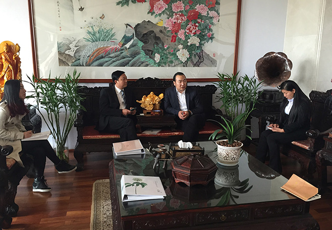 6新聞-14中國(guó)民營(yíng)醫(yī)藥連鎖老大鴻翔一心堂牽手李華清重塑品牌新形象_03-04